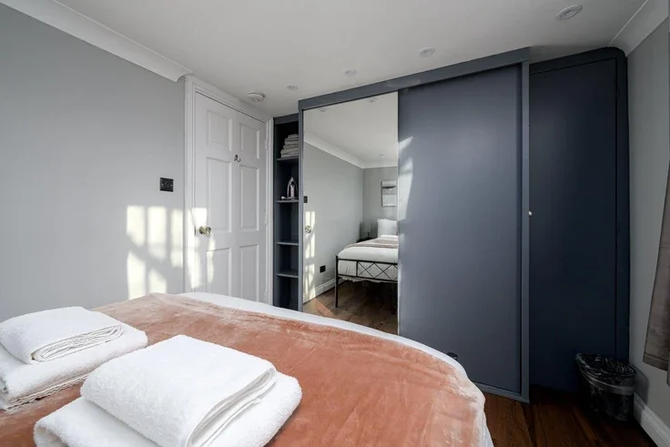 Flat Hogarth Road in Greater London