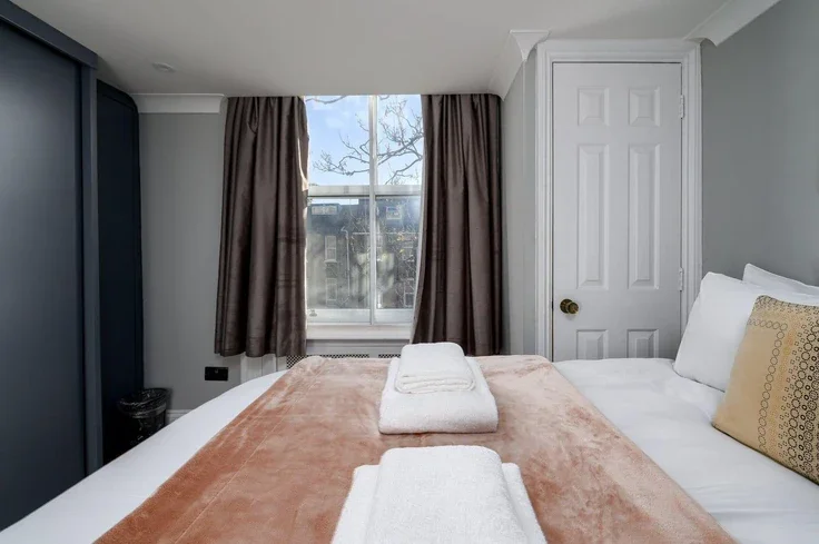 Flat Hogarth Road in Greater London