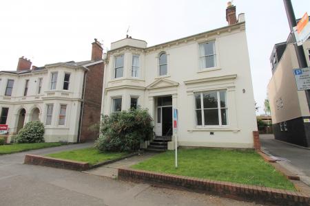 Flat Avenue Road in Royal Leamington Spa