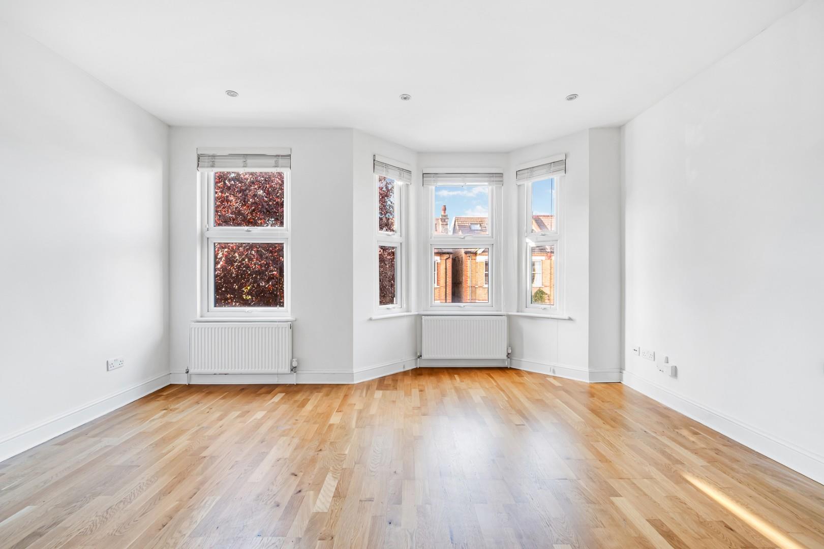 Flat Clitherow Avenue in Greater London