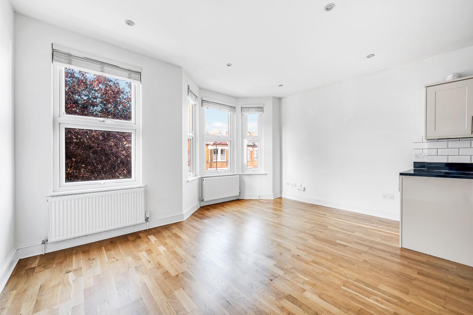 Flat Clitherow Avenue in Greater London