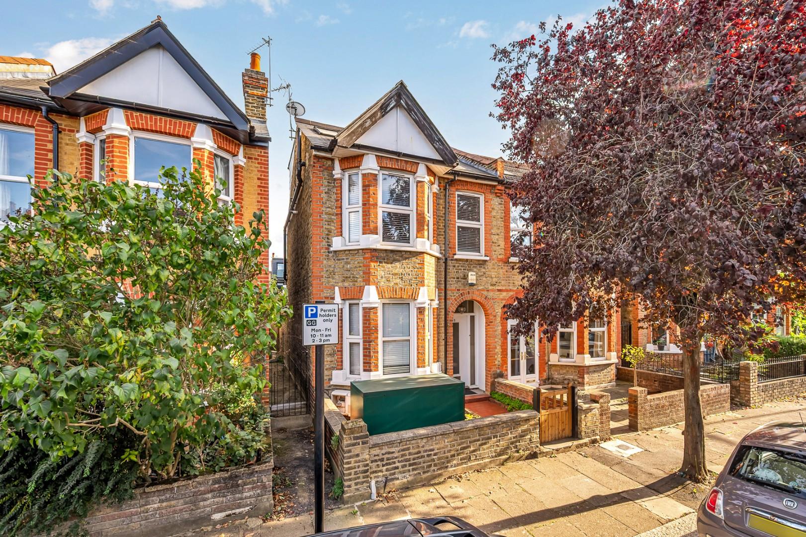 Flat Clitherow Avenue in Greater London