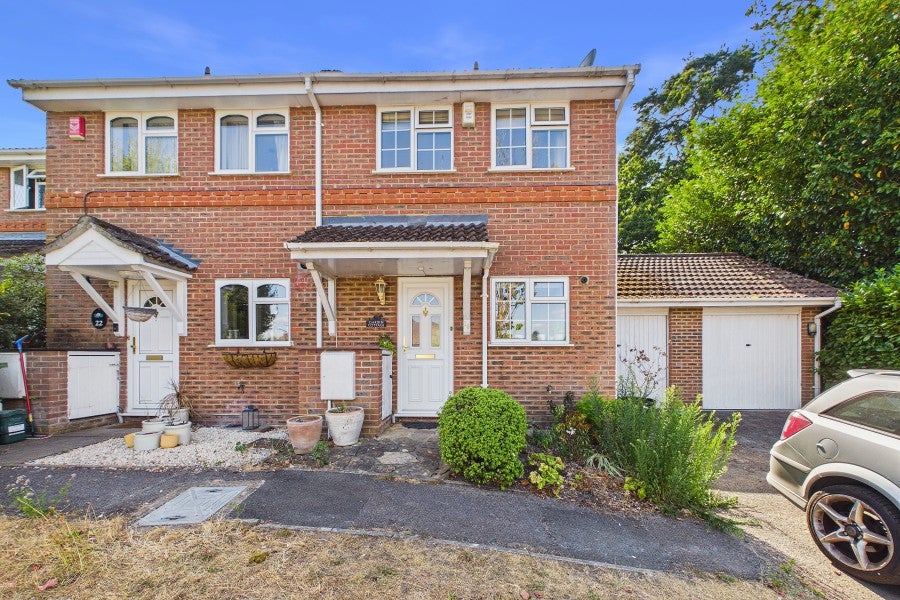 House Perry Way in Surrey Heath