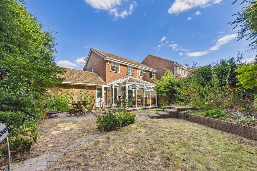 House Perry Way in Surrey Heath