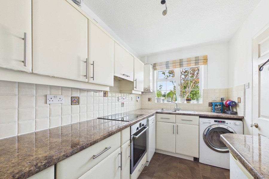 House Perry Way in Surrey Heath