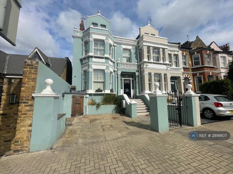 House St. Ann's Hill in Greater London