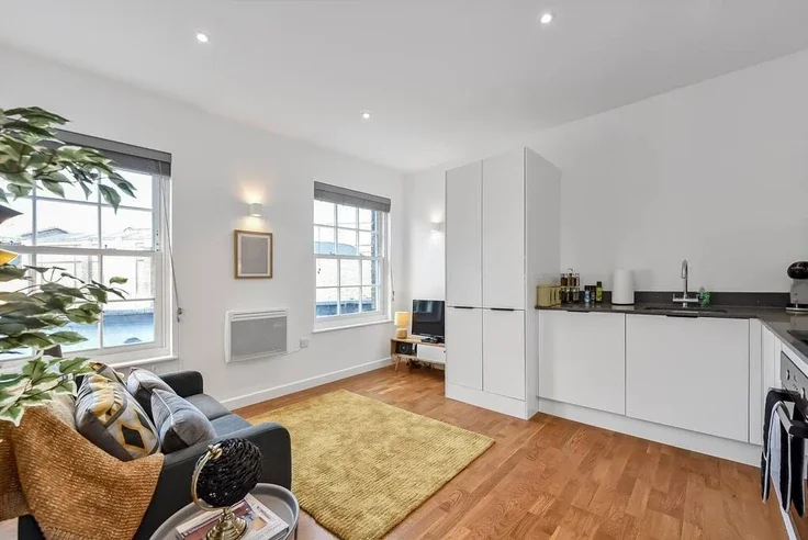 Flat Clarence Street in Borough of Spelthorne