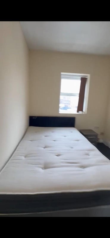 Room New Hall Lane in Preston