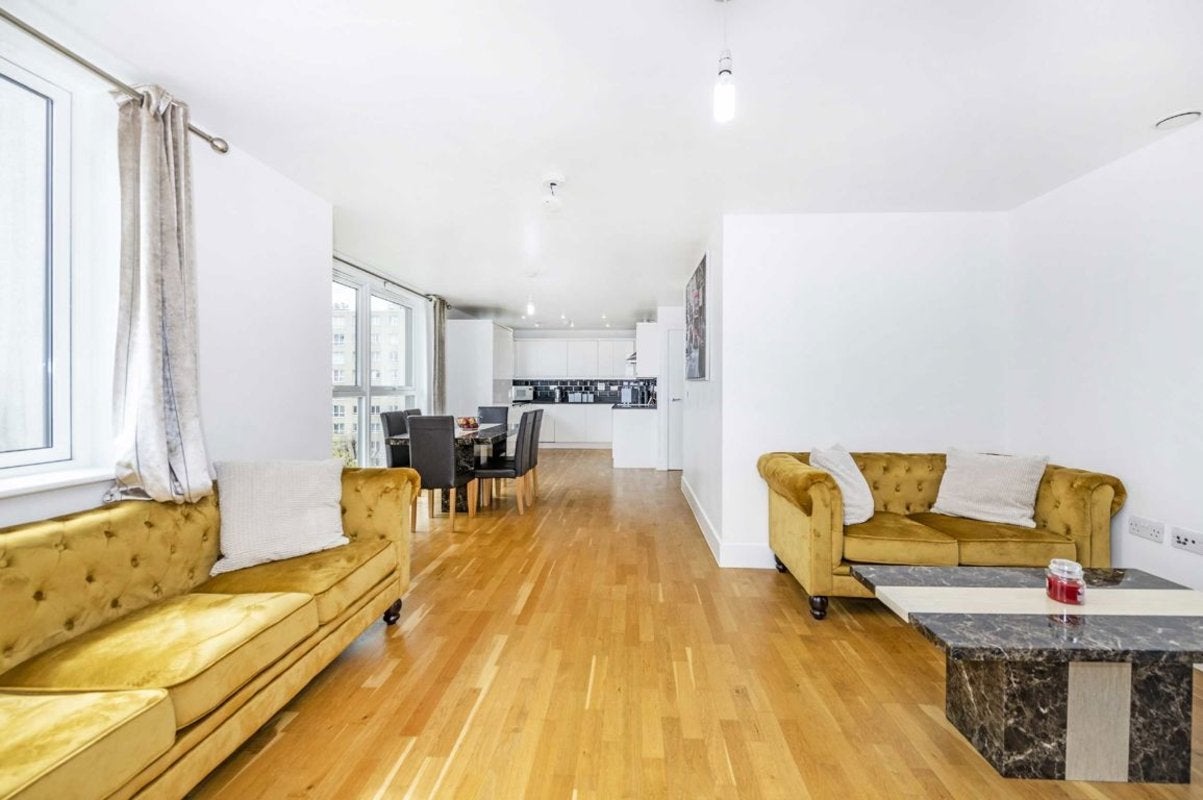 Flat Tiller Road in Greater London
