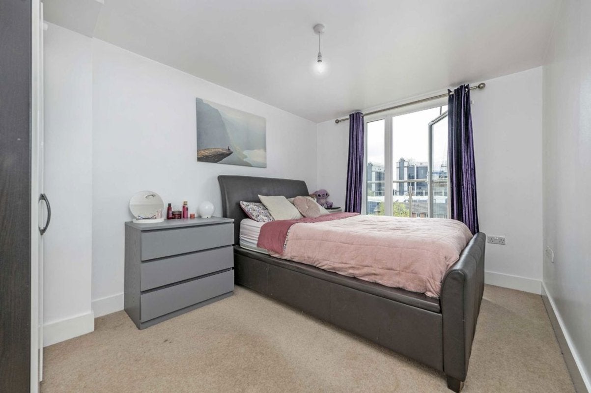 Flat Tiller Road in Greater London