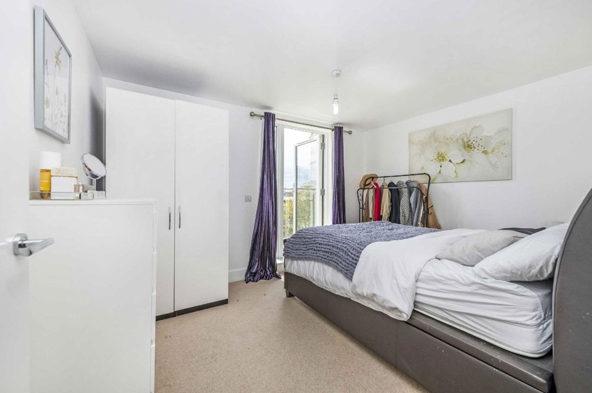 Flat Tiller Road in Greater London
