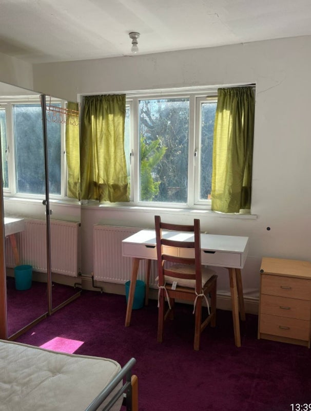 Room Stoney Road in Coventry