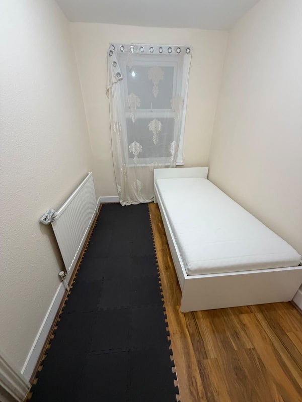 Room Worcester Road in Greater London