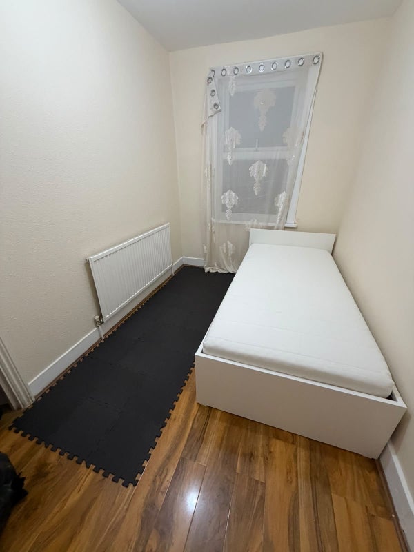 Room Worcester Road in Greater London