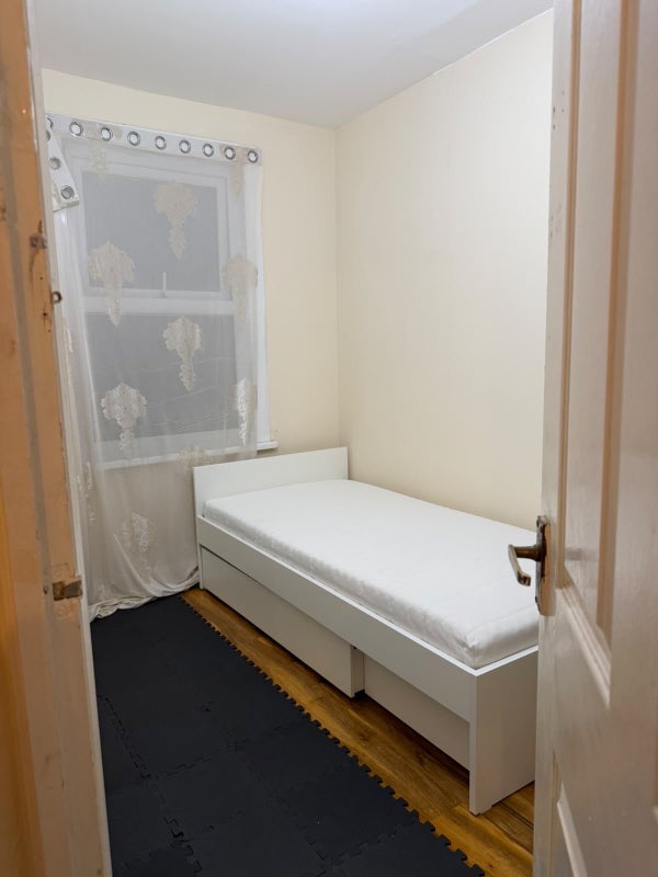 Room Worcester Road in Greater London