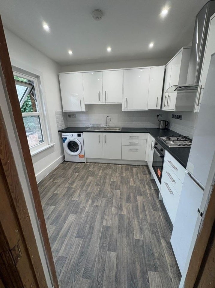 Flat Gathorne Road in Greater London