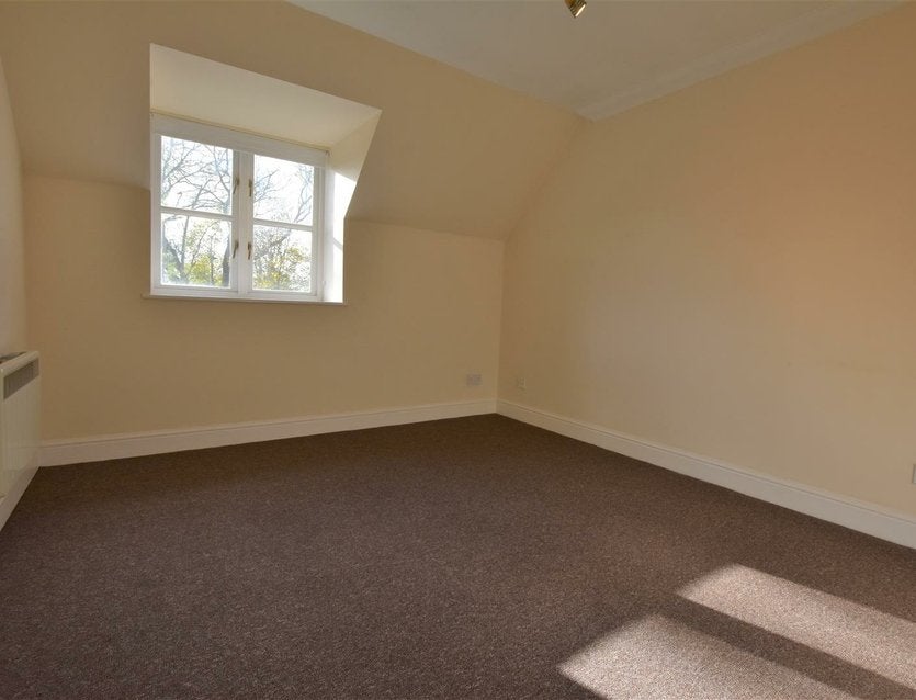 Flat Thorney Mill Road in Greater London
