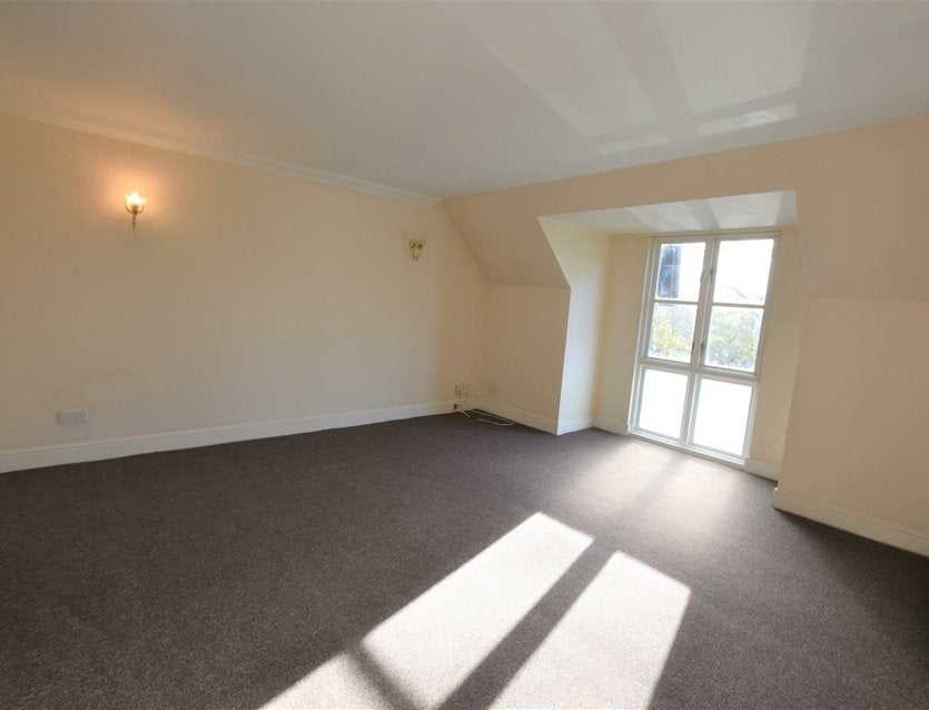 Flat Thorney Mill Road in Greater London