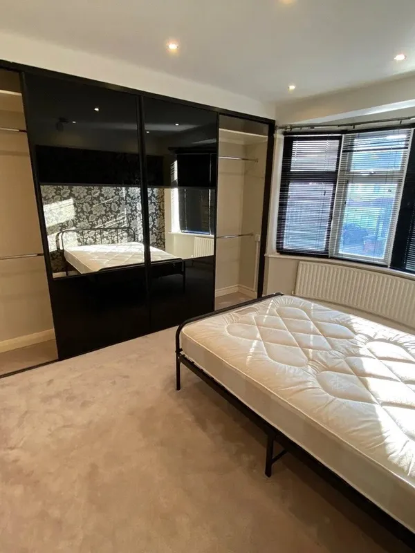 Room Hawkesfield Road in Greater London