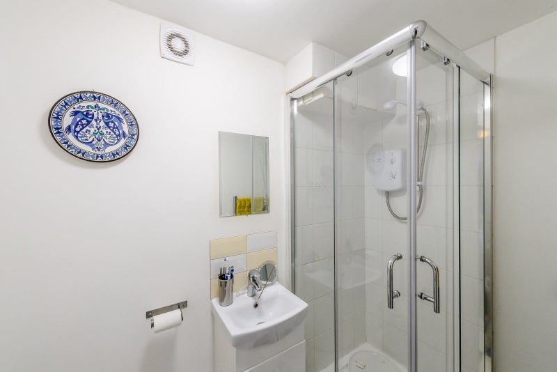 Room Almack Road in Greater London