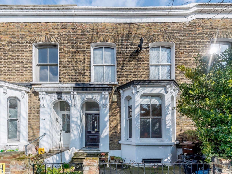Room Almack Road in Greater London