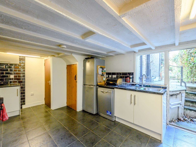 Room Almack Road in Greater London