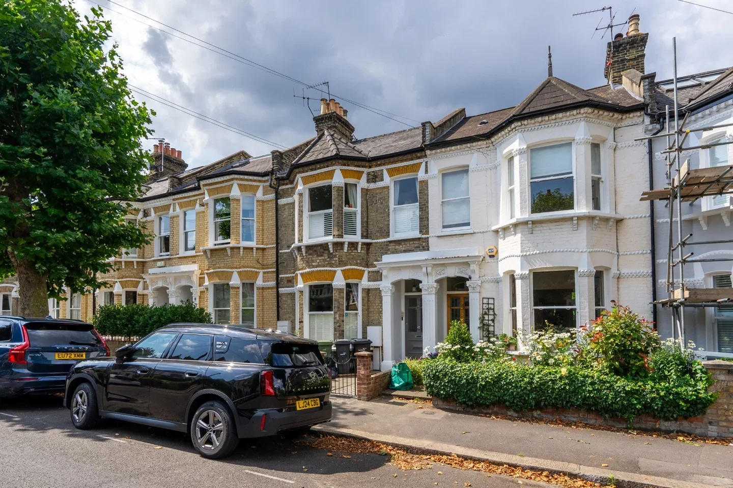 Flat Crescent Lane in Greater London