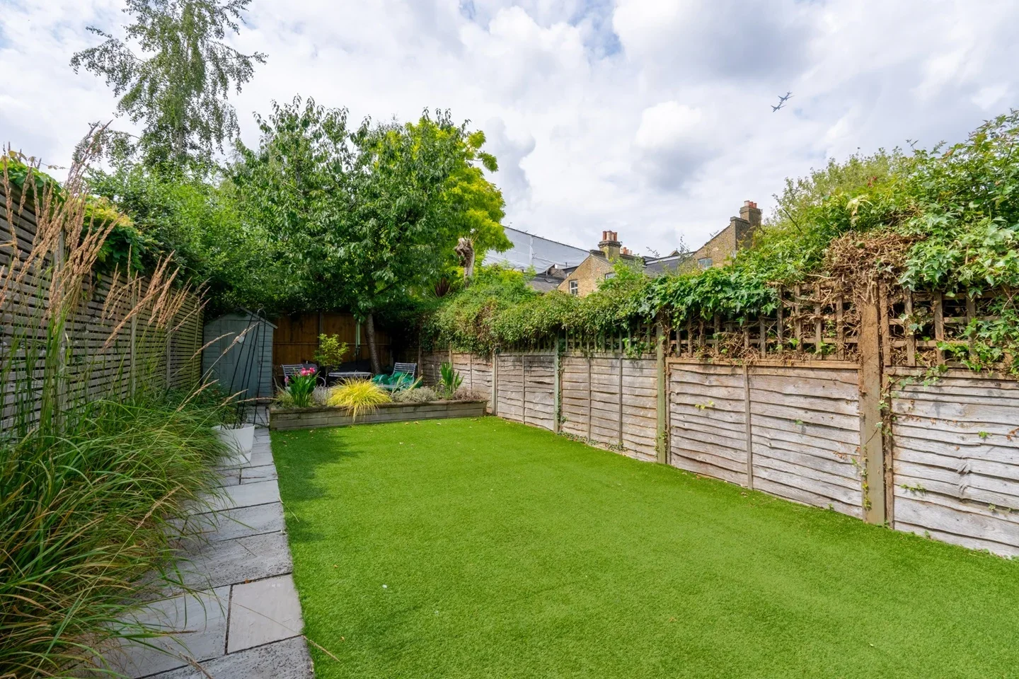 Flat Crescent Lane in Greater London