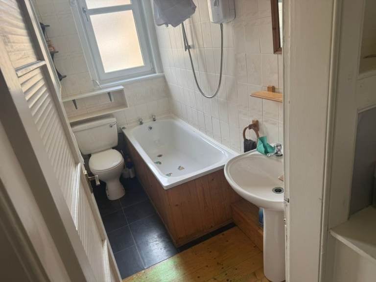 Flat Dalry Road in City of Edinburgh