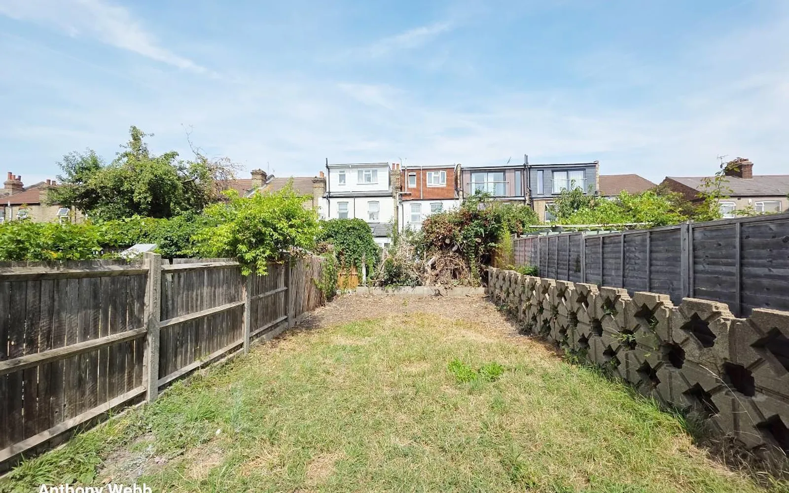 House Norman Avenue in Greater London