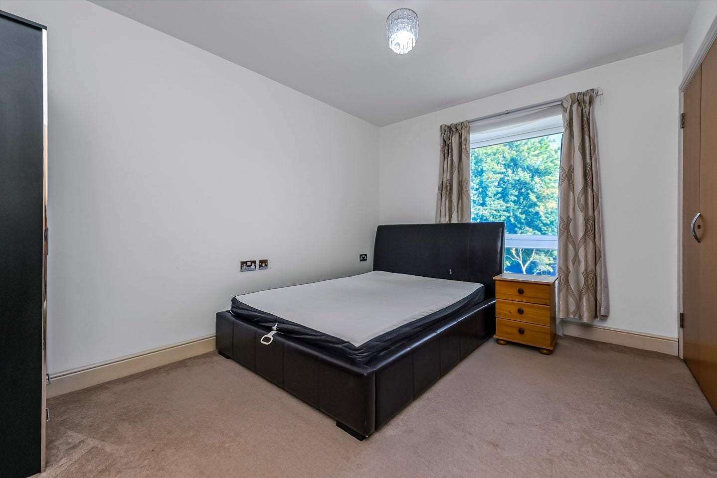 Flat Drinkwater Road in Greater London