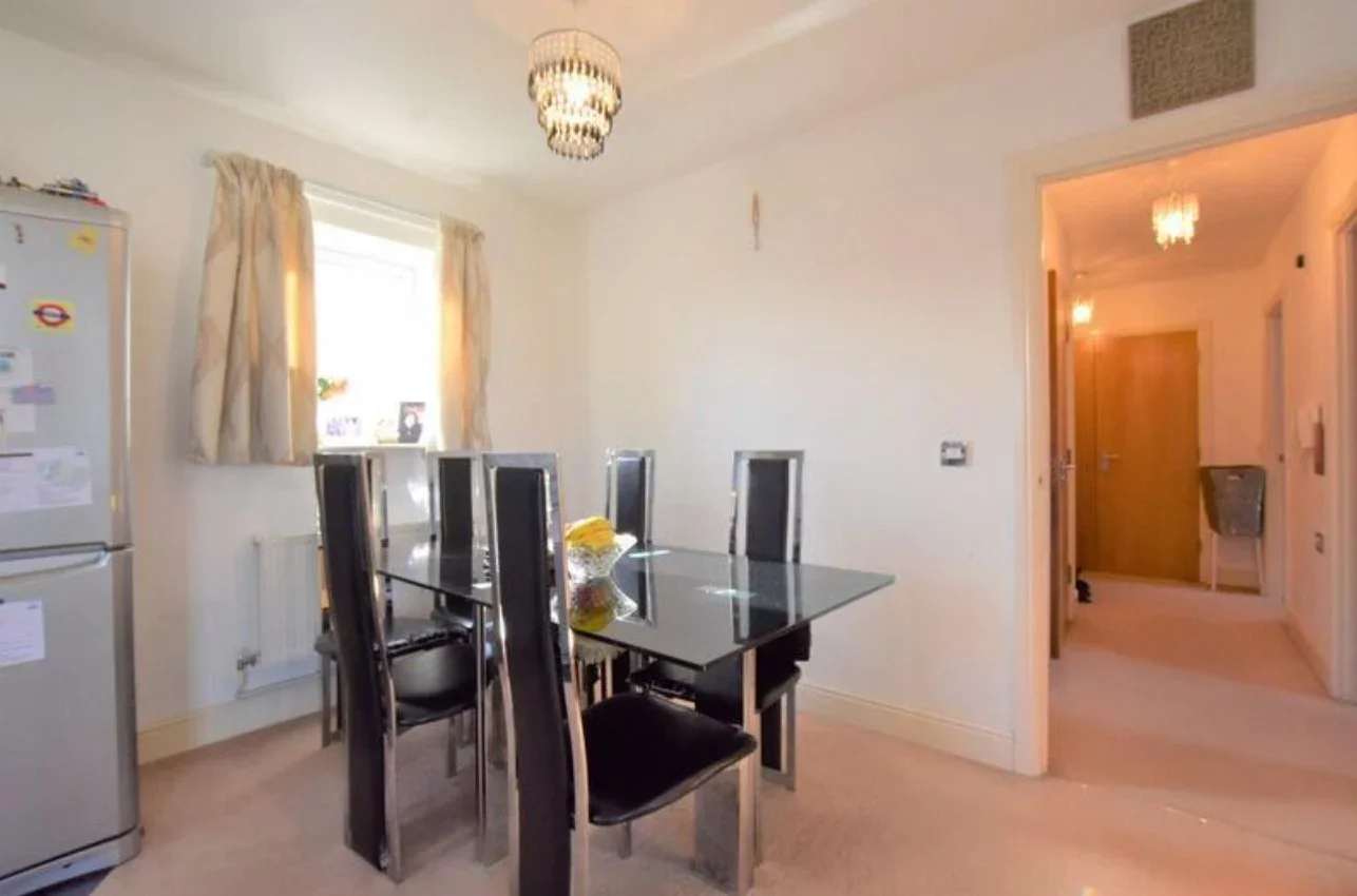 Flat Drinkwater Road in Greater London