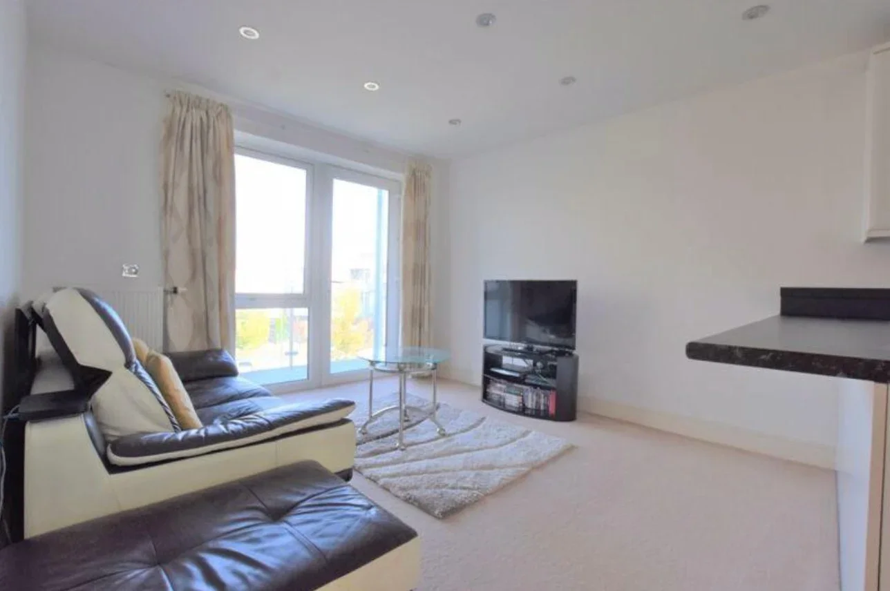 Flat Drinkwater Road in Greater London