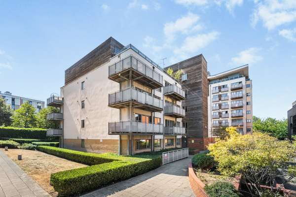 Flat Agate Close in Greater London
