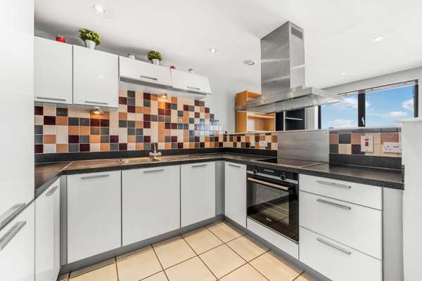 Flat Agate Close in Greater London