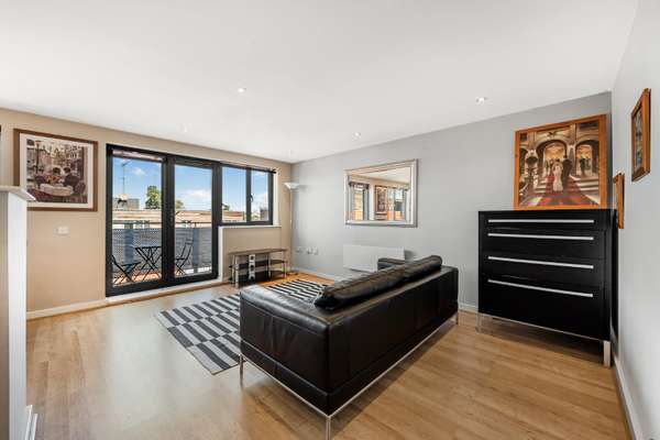 Flat Agate Close in Greater London