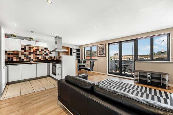 Flat Agate Close in Greater London