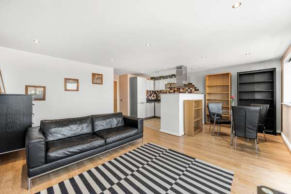 Flat Agate Close in Greater London