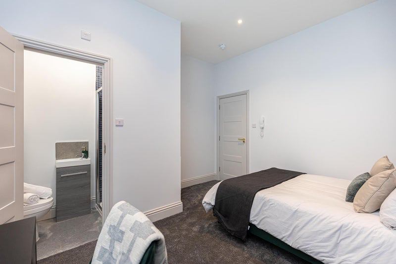 Room Ashley Road in Poole