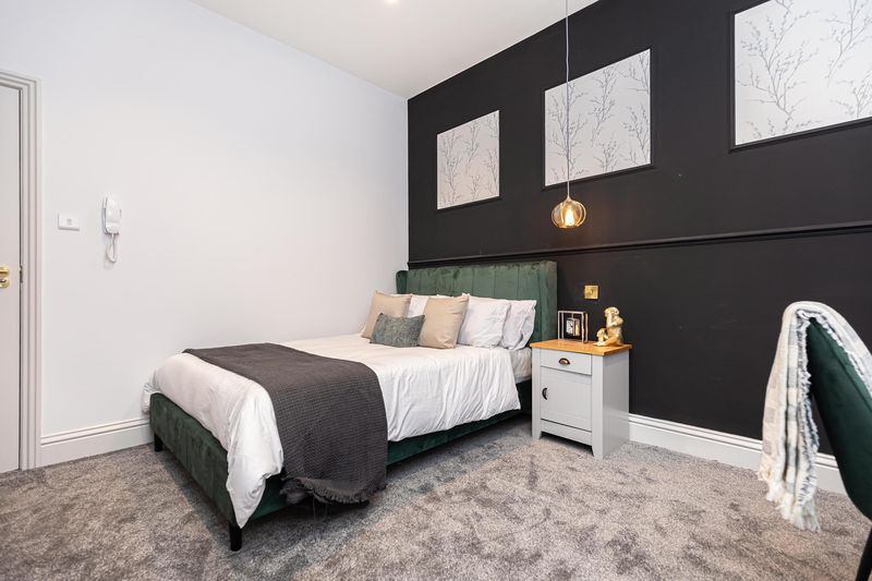 Room Ashley Road in Poole