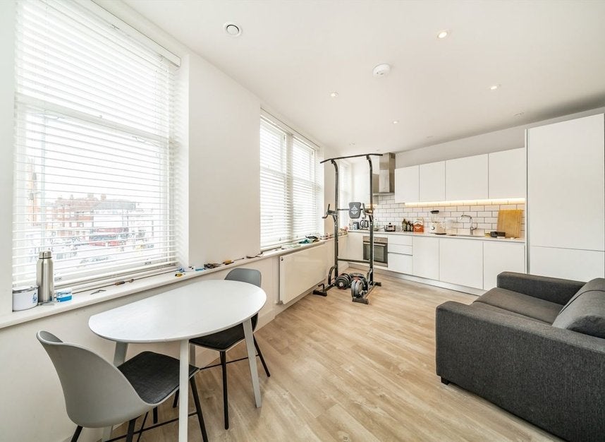 Flat Finchley Road in Greater London