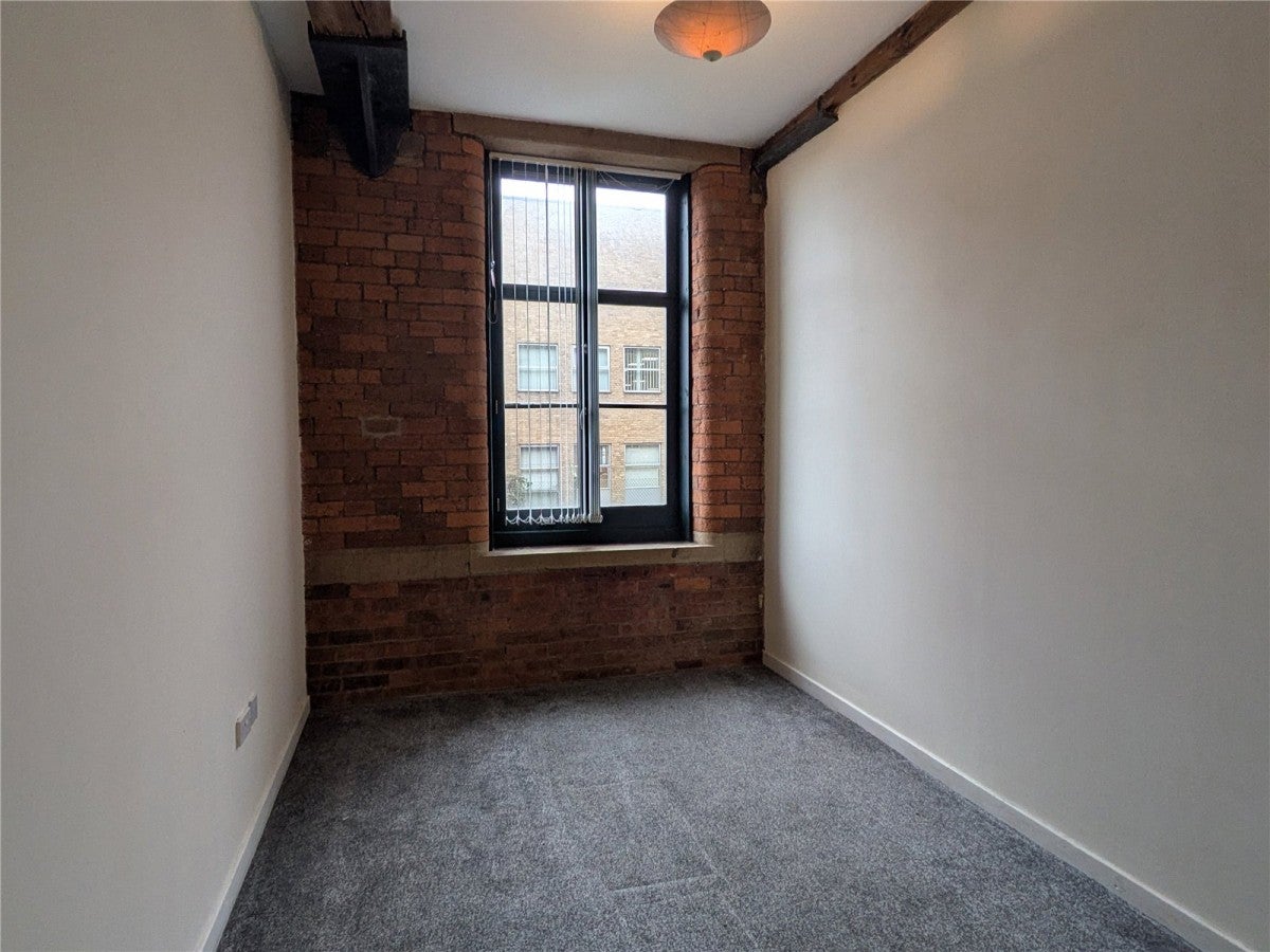 Flat Holdsworth Street in Bradford
