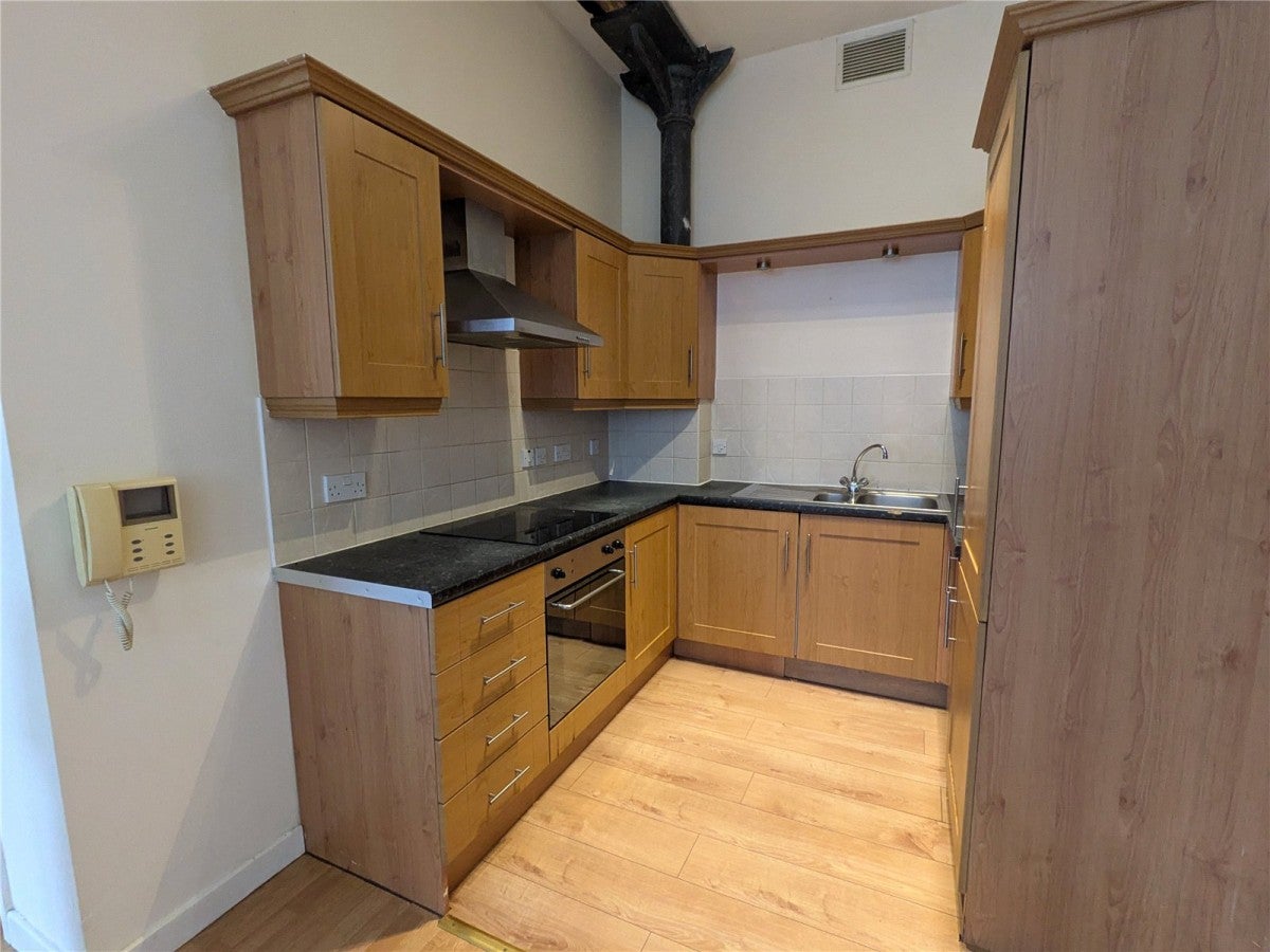 Flat Holdsworth Street in Bradford