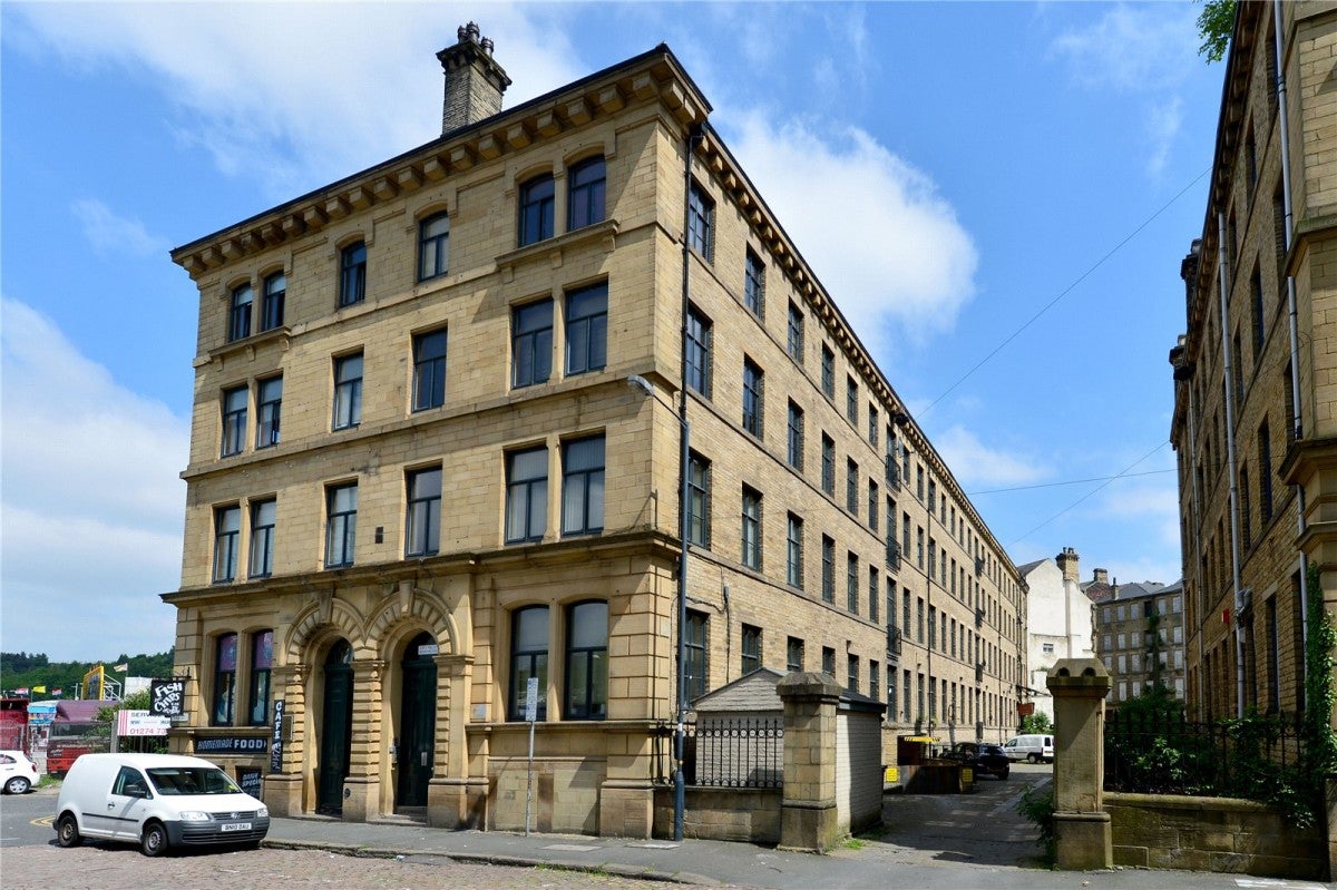 Flat Holdsworth Street in Bradford