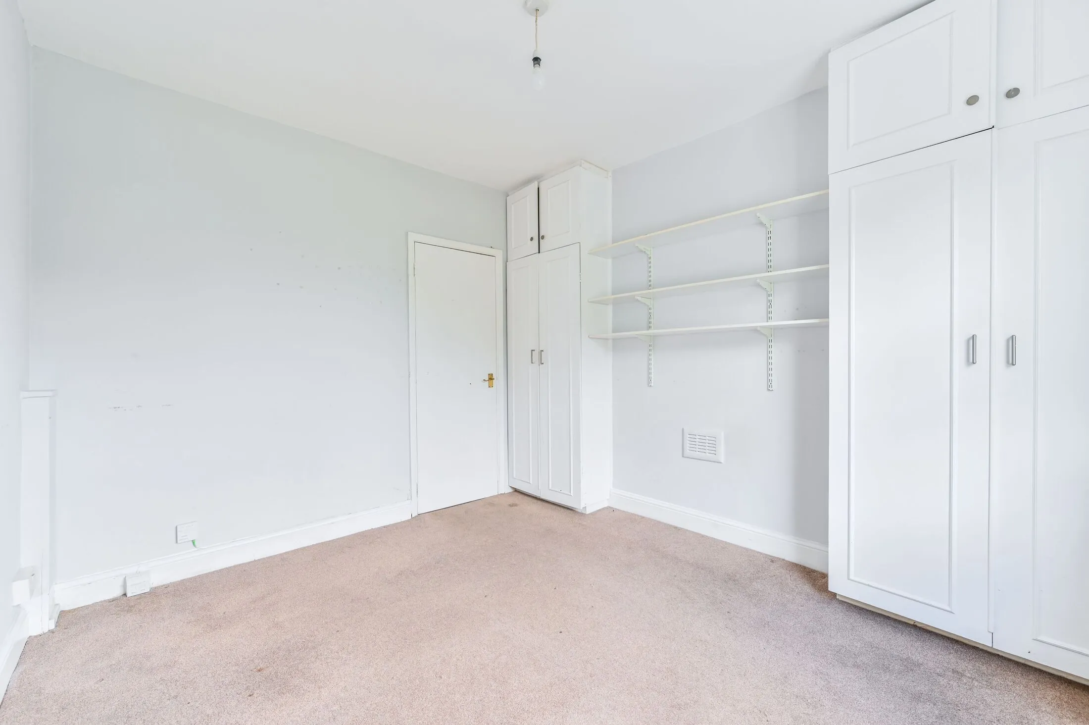 Flat Ritherdon Road in Greater London