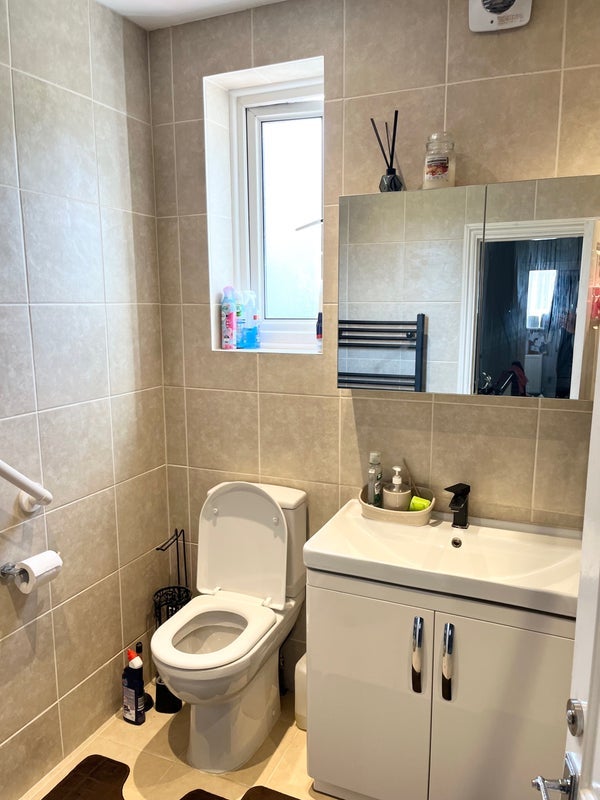 Room Como Road in Greater London