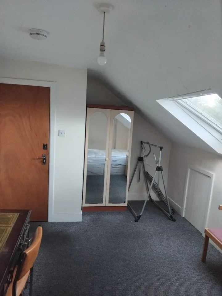 Room Otley Road in Leeds