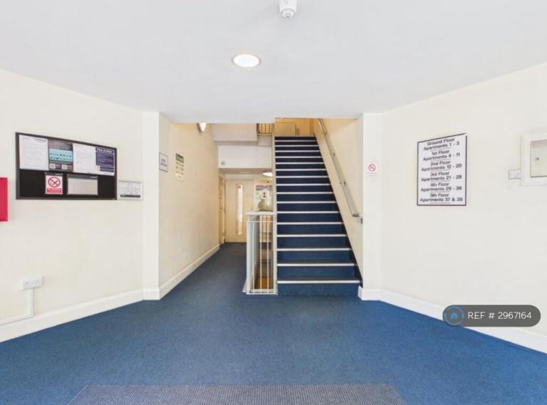 Flat Bradshaw Close in Birmingham