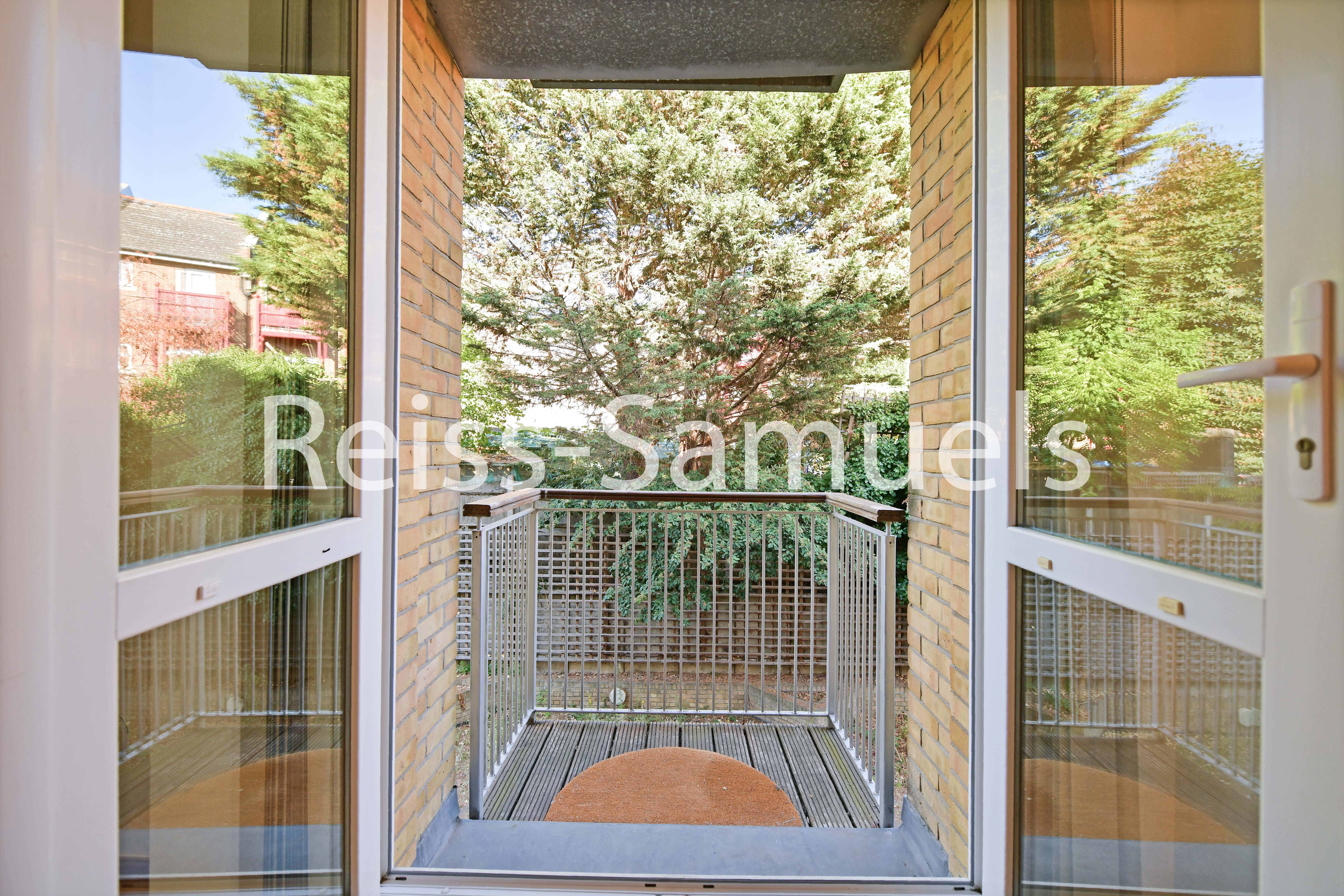 Flat Westferry Road in Greater London