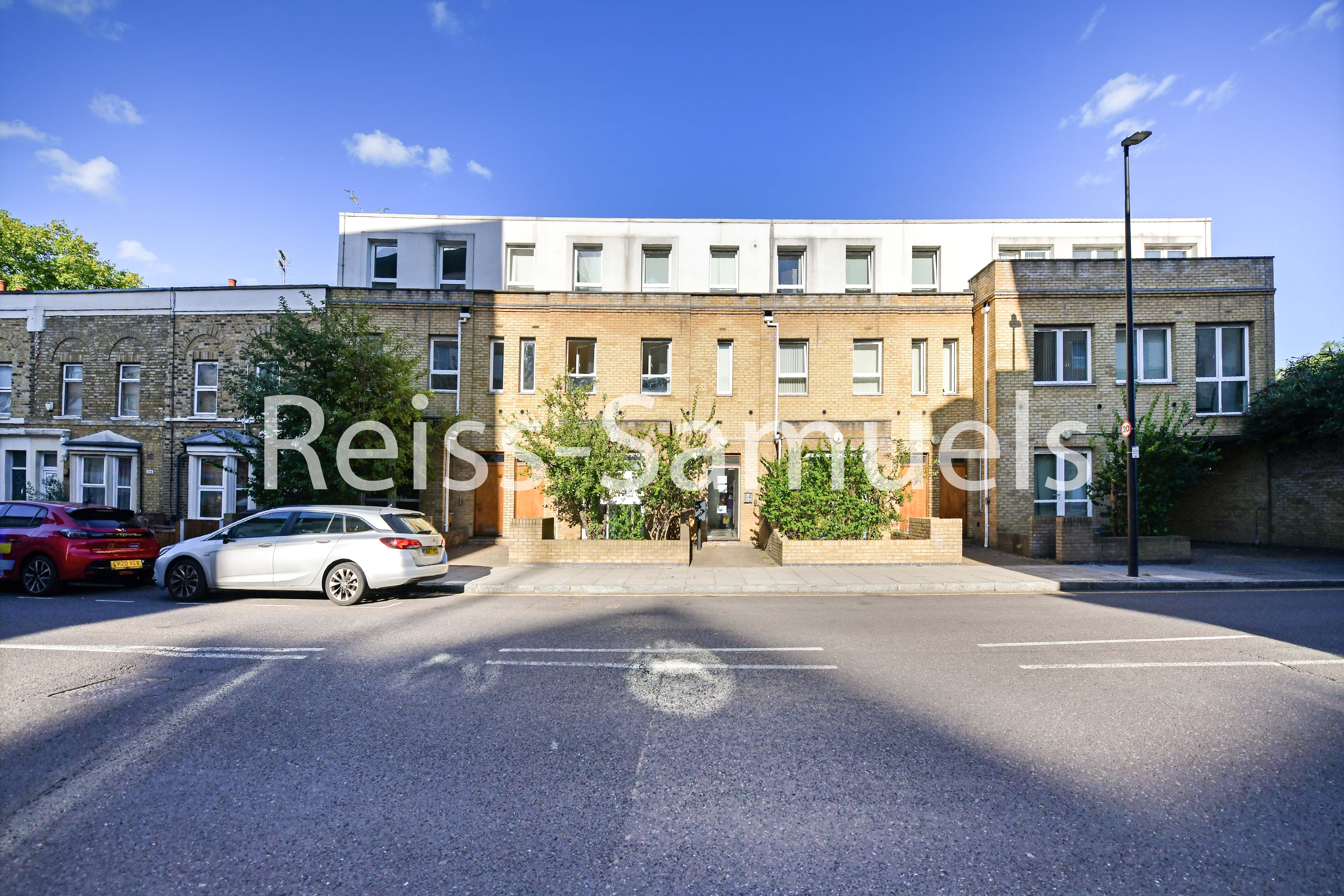 Flat Westferry Road in Greater London